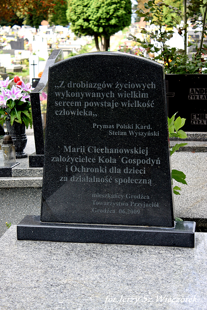 Przebudowany grób M.Ciechanowskiej.jpg