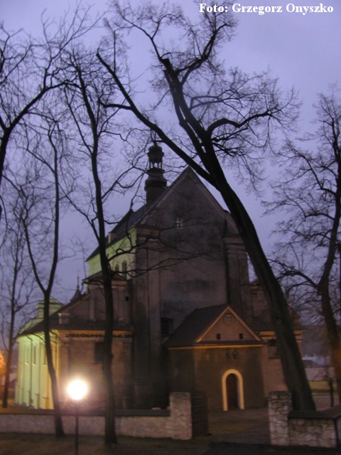 Pilica. Kościół p.w. Jana Chrzciciela w Pilicy o zmroku.JPG