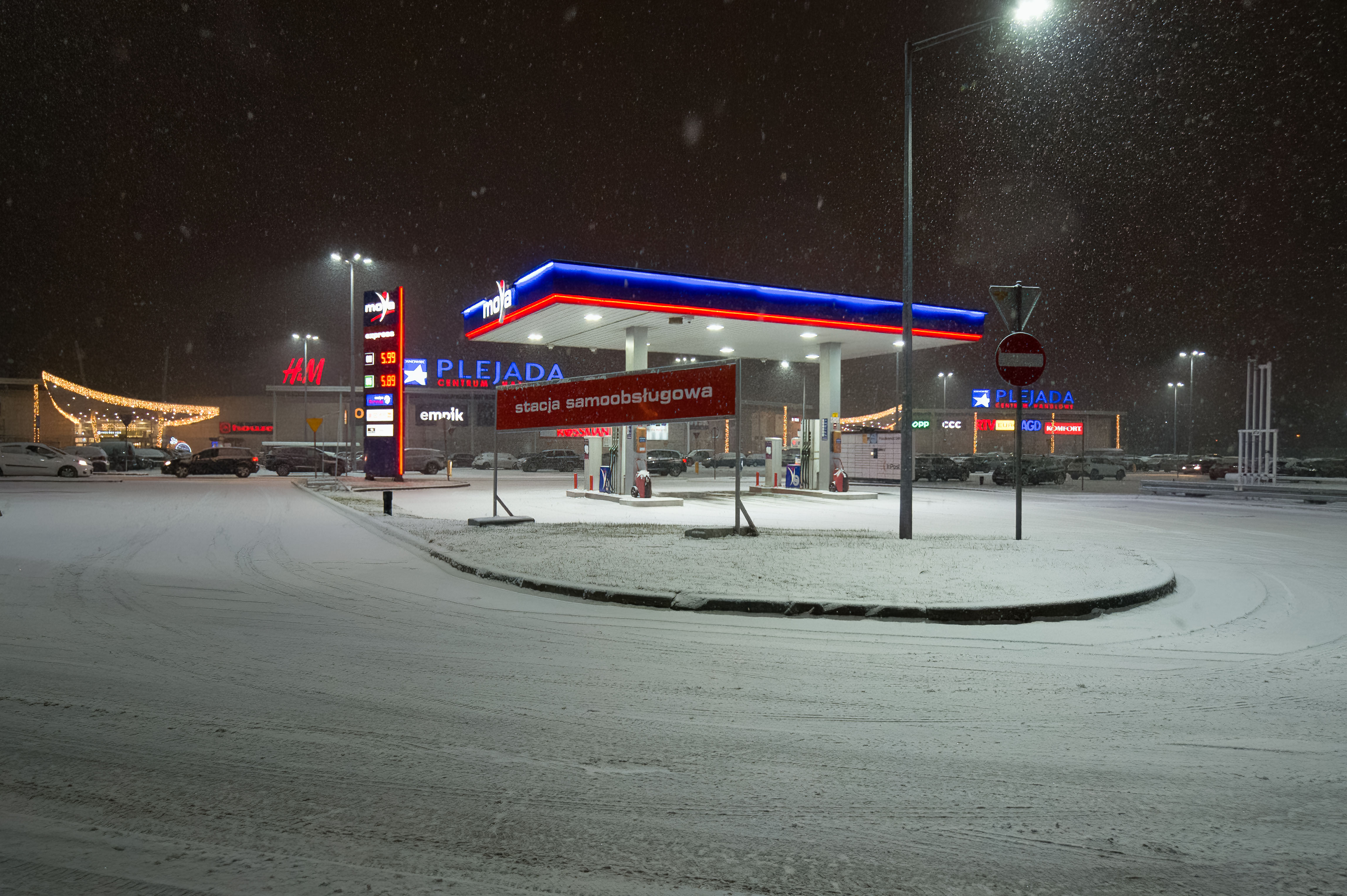 Plejada Sosnowiec - samoobsługowa stacja sieci Moya.jpg