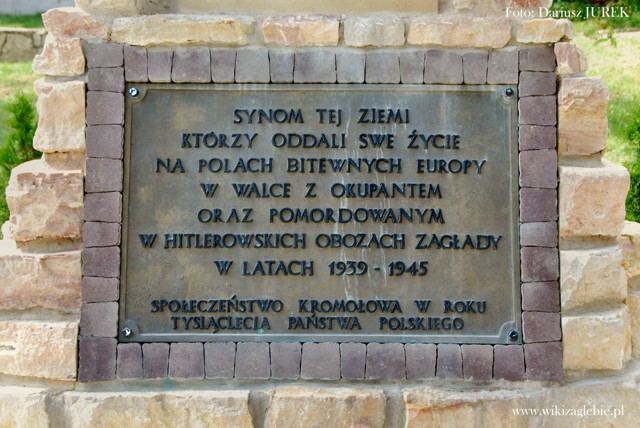 Zawiercie Miejsce Pamięci 01 Pomnik ku czci mieszkańców Kromołowa poległych na polach walki i pomordowanych w obozach koncentracyjnych w latach II WŚ 02.JPG