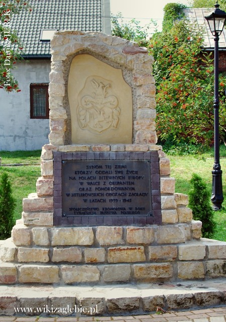 Zawiercie Miejsce Pamięci 01 Pomnik ku czci mieszkańców Kromołowa poległych na polach walki i pomordowanych w obozach koncentracyjnych w latach II WŚ 03.JPG