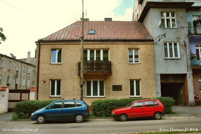 Sosnowiec Miejsce Pamięci 044 Tablica upamiętniającą miejsce zamieszkania Emila Zegadłowicza 01.JPG