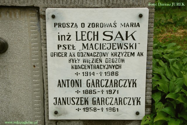 Sączów cmentarz katolicki 008 Lech Sak.JPG