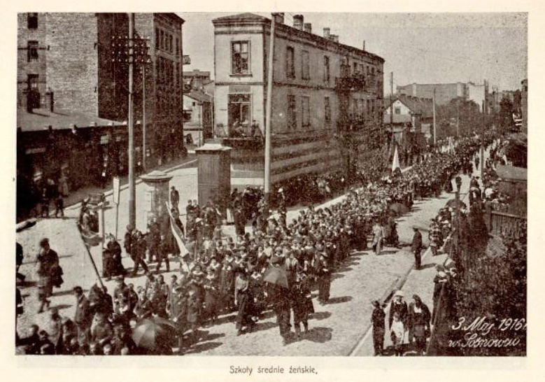Obchody rocznicy Konstytucji 3 Maja w Sosnowcu 1916 - szkoły średnie żeńskie.jpg