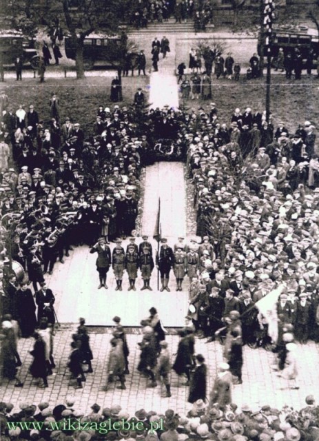 Sosnowiec Uroczystości 3 Maja 1927 (05) Harcerze przed Płytą Nieznanego Żołnierza.JPG