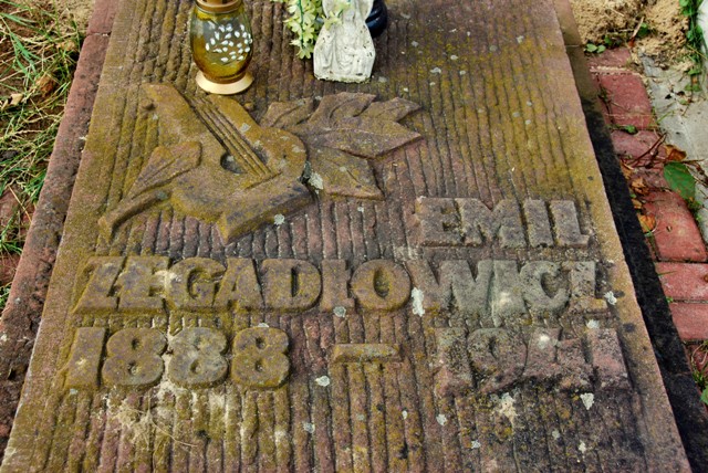 Grobowiec Emila Zegadłowicza 2.JPG
