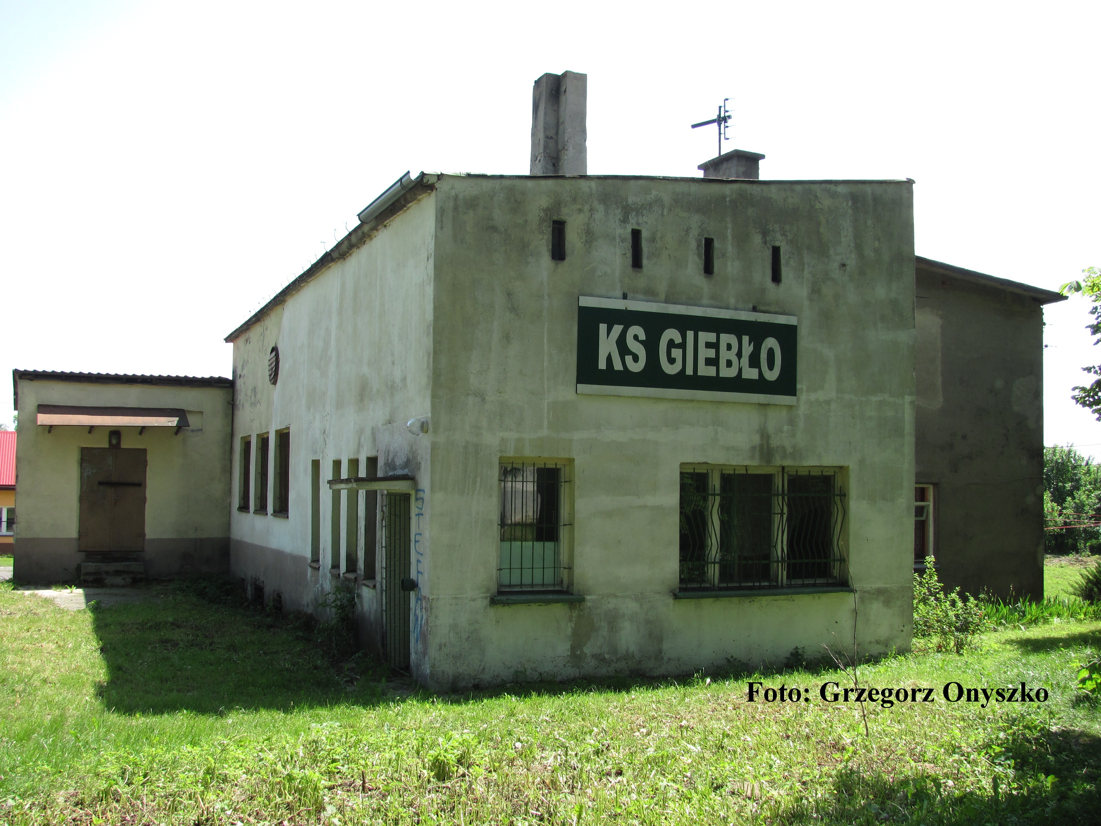 Budynek klubu sportowego w Gieble.JPG