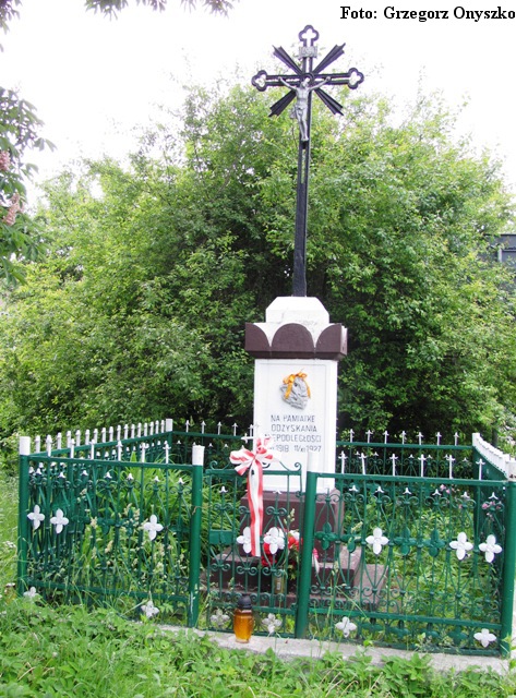 Pilica-Zarzecze. Kapliczka upamiętniąjąca rok 1918.JPG