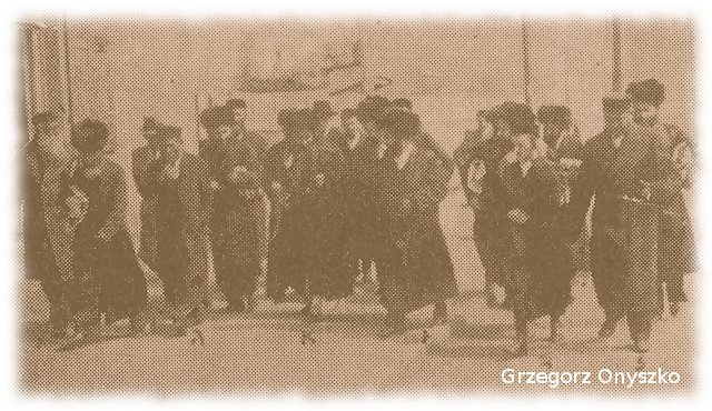 Modrzejowscy chasydzi powracający z modłów.jpg