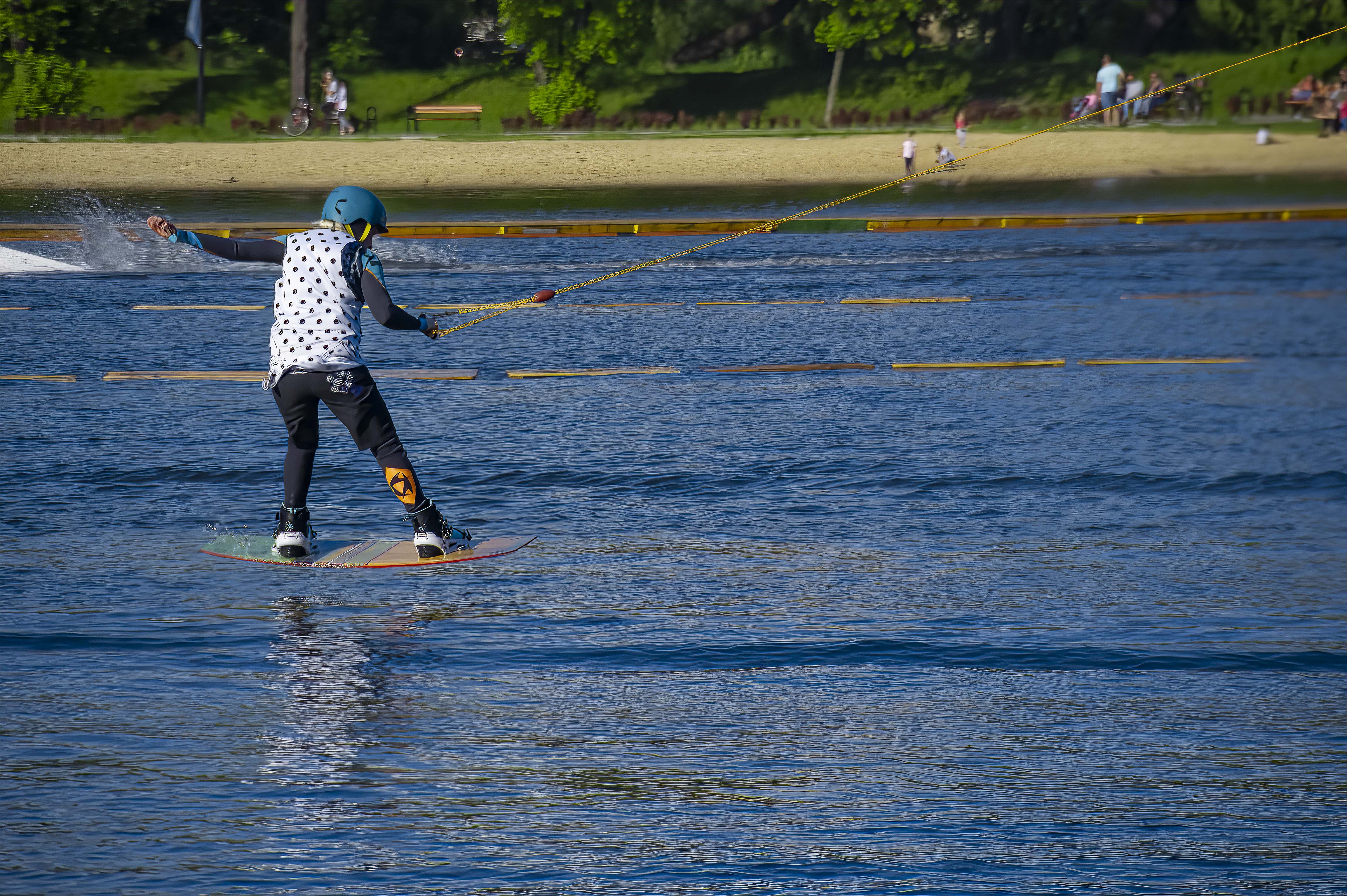 Stawiki Sosnowiec - wyciąg do wakeboard; W tle plaża miejska.jpg