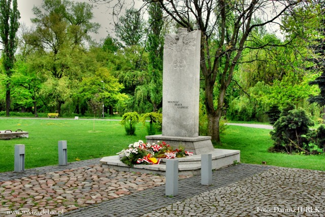 Sosnowiec Miejsce Pamięci 043 Pomnik Wolność, Praca, Godność 02.JPG