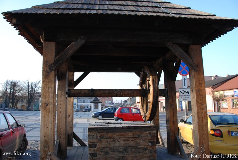 Sławków Rynek Stara studnia 01.JPG