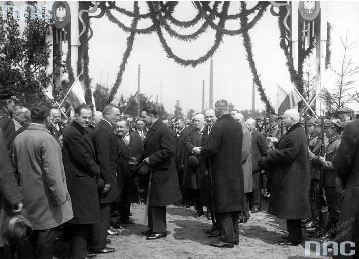 58 Przyjazd wojewody kieleckiego Władysława Korsaka i starosty zawierciańskiego Czesława Kowalskiego do Myszkowa.JPG