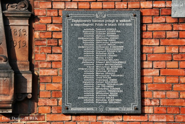 Sosnowiec Miejsce Pamięci 020 Tablica upamiętniająca zagłębiowskich harcerzy poległych w latach 1914-1920 02.JPG