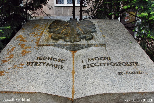 Sosnowiec Miejsce Pamięci 026 Pomnik - 50 Rocznica utworzenia Klubu Demokratycznego Zagłębia Dąbrowskiego 04.JPG